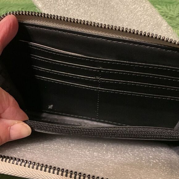 Simply Vera Vera Wang RFID blocking zipper wallet NWT - Picture 3 of 6